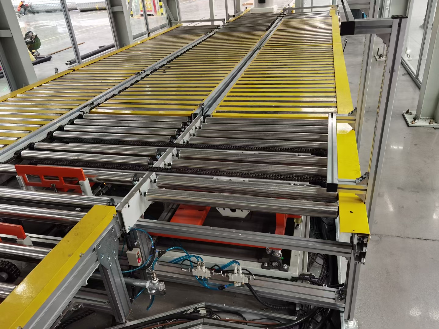 移栽滾筒輸送機，青島樂途行工業(yè)設備有限公司